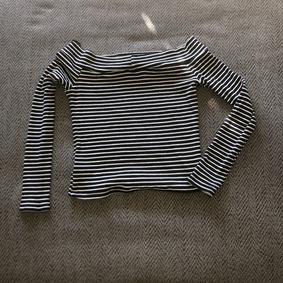 Used Off Shoulder Cropped Mid Long Sleeve Shirt - Picture 3 of 3